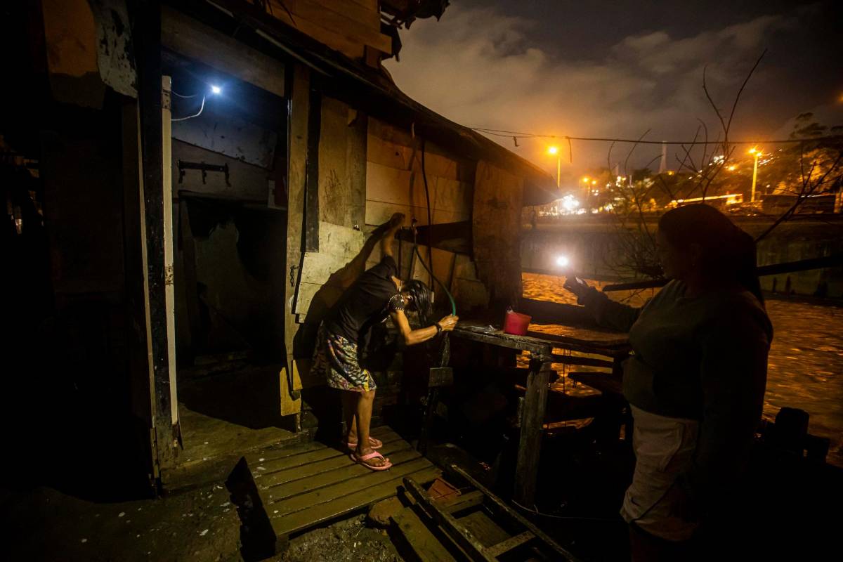 Las 120 personas se bañan en un solo baño que desagua directamente al río Medellín. FOTO: CARLOS VELÁSQUEZ