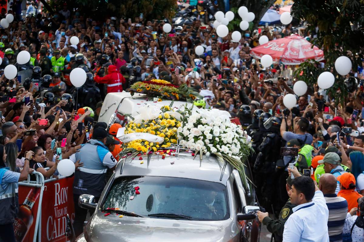 “La gente alcanzó a llegar hasta la puerta y derribaron las vallas, pero ahora en el parte es de tranquilidad. El tema de orden público está controlado”, relató uno de los asistentes a este evento fúnebre. FOTO: MANUEL SALDARRIAGA QUINTERO.