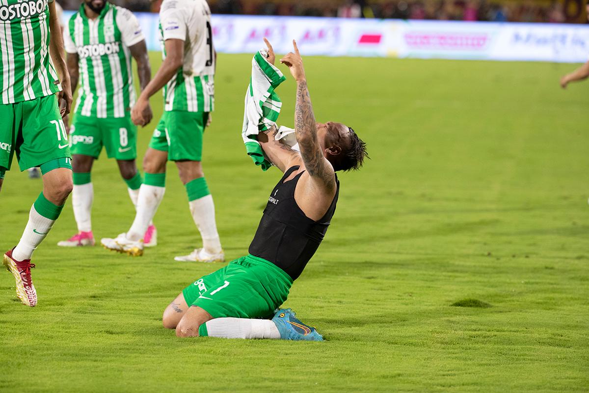 Jarlan da gracias al cielo por la anotación conseguida. FOTO: JUAN ANTONIO SÁNCHEZ OCAMPO