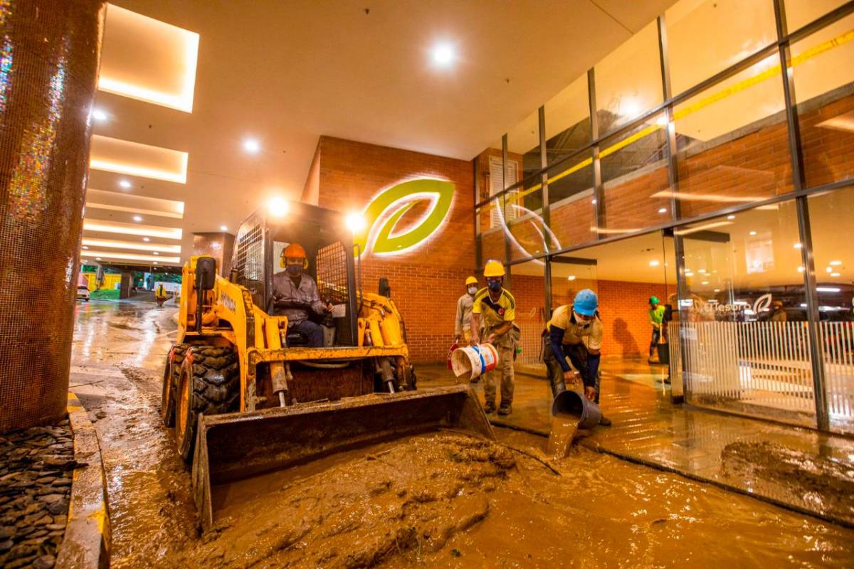 El centro comercial El Tesoro fue uno de los más afectados, los trabajadores de los almacenes trataron de sacar el agua y el lodo que los inundó. FOTO CARLOS VELASQUEZ