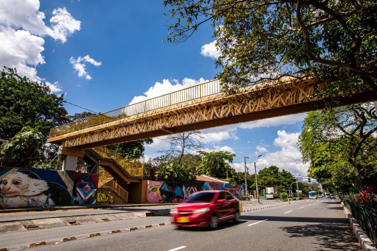 Puente en la avenida Guayabal que también será reemplazado por cruces peatonales a nivel. Foto: Carlos Velásquez
