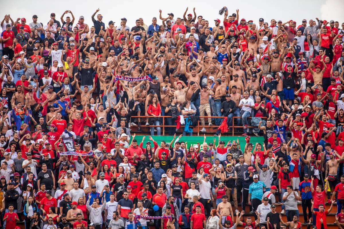 Las tribunas se llenaron de hinchas rojos que alentaron todo el tiempo al poderoso. Foto: Carlos Velásquez