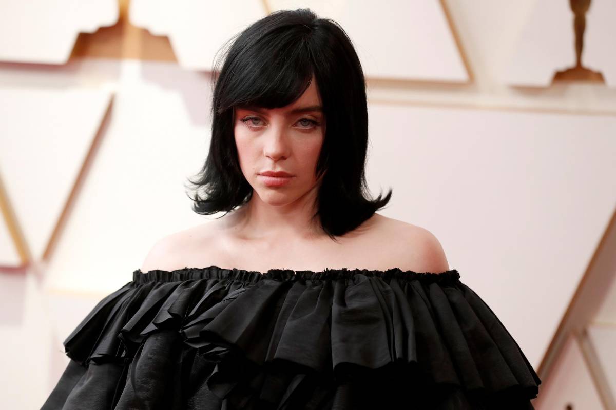 Billie Eilish, de negro, en la gala. FOTO Efe