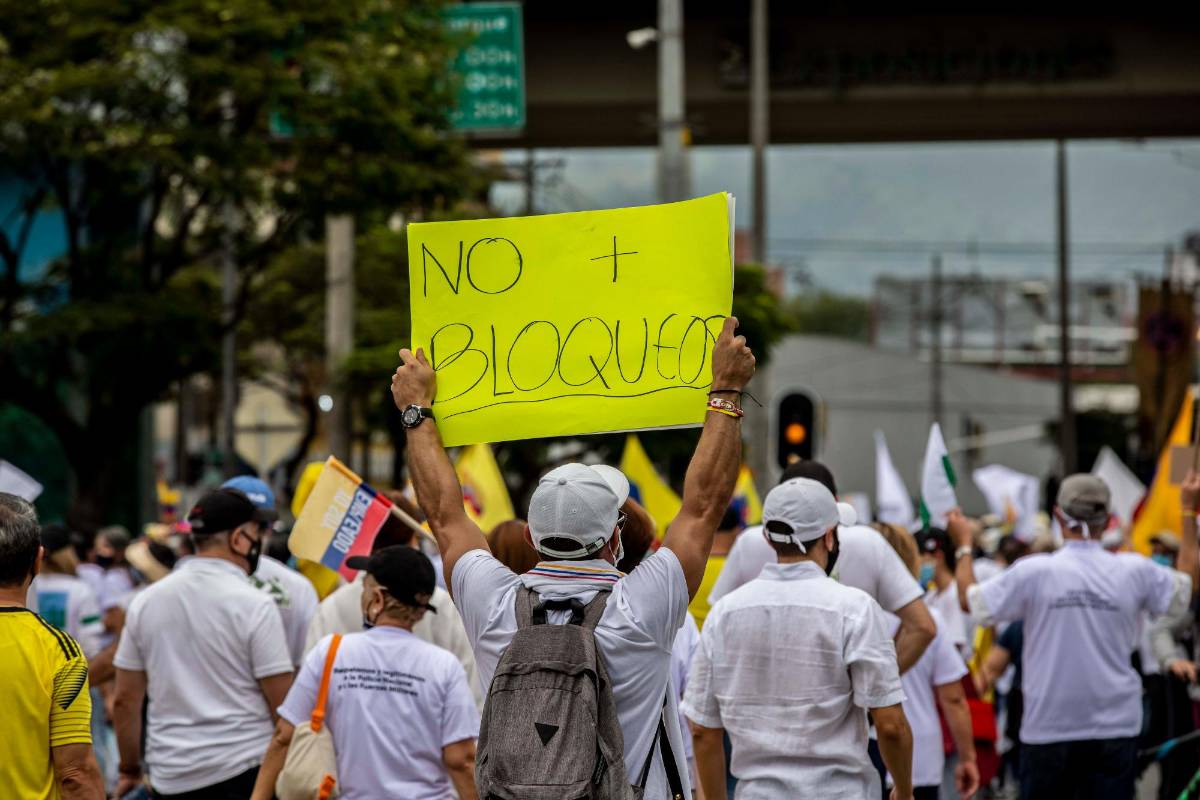 Algunos marchantes limpiaron objetos del mobiliario urbano que ha sido vandalizado en otras movilizaciones . Foto: Camilo Suárez.