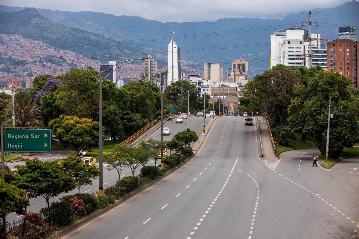 Así lució la mayor parte del tiempo de estos días festivos el puente de la avenida Colombia. Foto: Carlos Velásquez