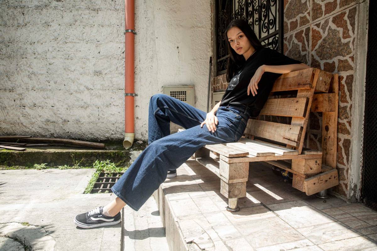Valeria Echeverri tiene 16 años, mide 1,81 de estatura y ha sido criada en el barrio Belén San Bernardo de Medellín. FOTO Carlos Velásquez. 