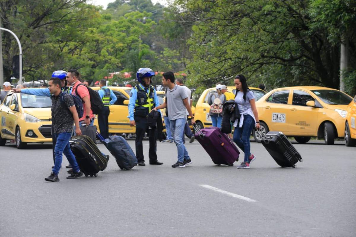 Los taxistas, en los puntos de bloqueo, están permitiendo el paso a un carril o paso intermitente. Foto: Esneyder Gutiérrez