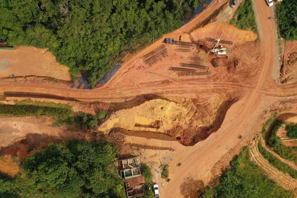 El sitio del hallazgo es un fragmento de la Autopista del Nordeste que conectará a Medellín con el Bajo Cauca. Foto: MANUEL SALDARRIAGA QUINTERO.