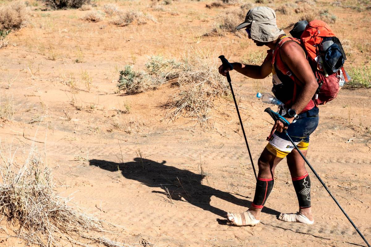 Cada participante debe llevar una mochila que incluya comida, agua, kit de morderua de serpiente y protección para la noche. Foto AFP