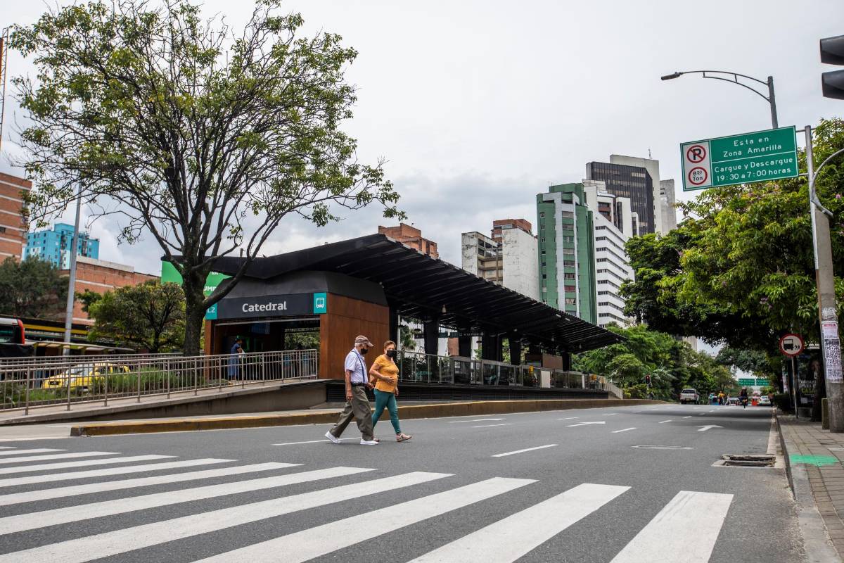 Los pocos peatones en el centro de la ciudad aprovecharon para caminar sin problemas por las despejada avenida Oriental. Foto: Carlos Velásquez