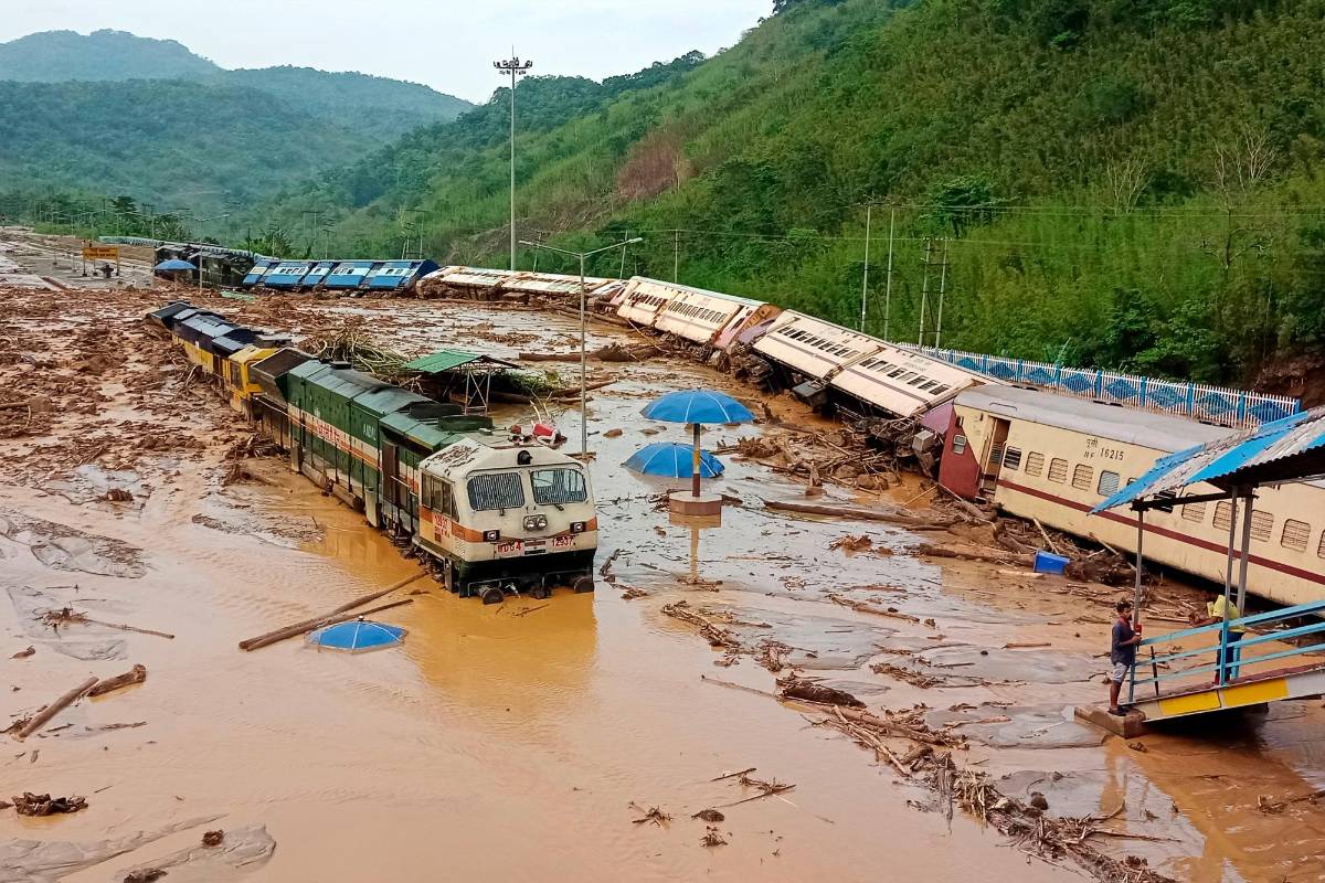 En India, las lluvias causaron un deslizamiento de tierra que afectó una estación del tren Foto: AFP