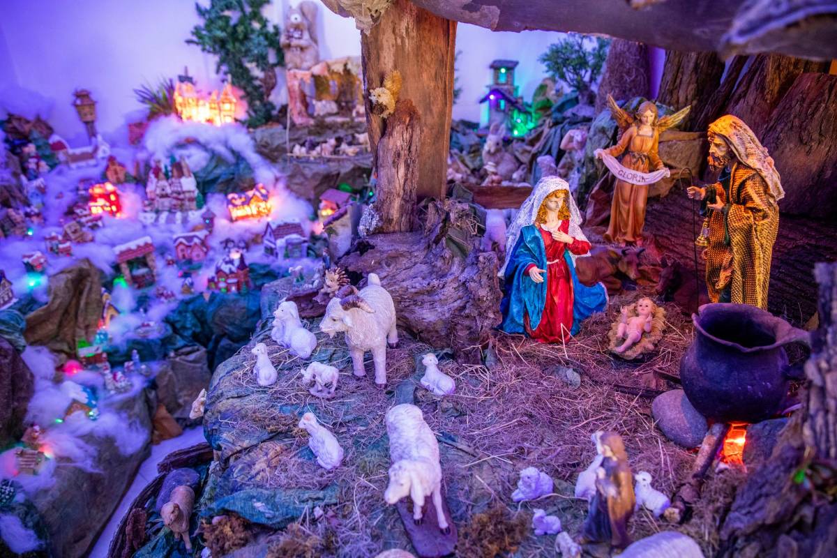 Cada año, María Nidia Bahos y su hijo José David Vásquez hacen un pesebre gigante en su casa, ubicada en San Javier.