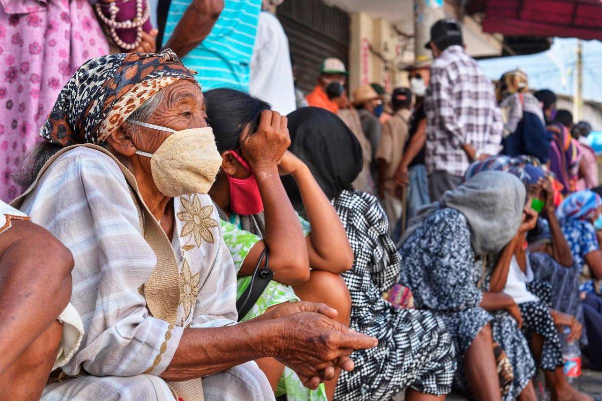 Adultos mayores Wayuu, realizaron filas para cobrar su pensión, que generaron aglomeraciones en la zona bancaria del centro de Maicao, Guajira. Foto: Lis Machado