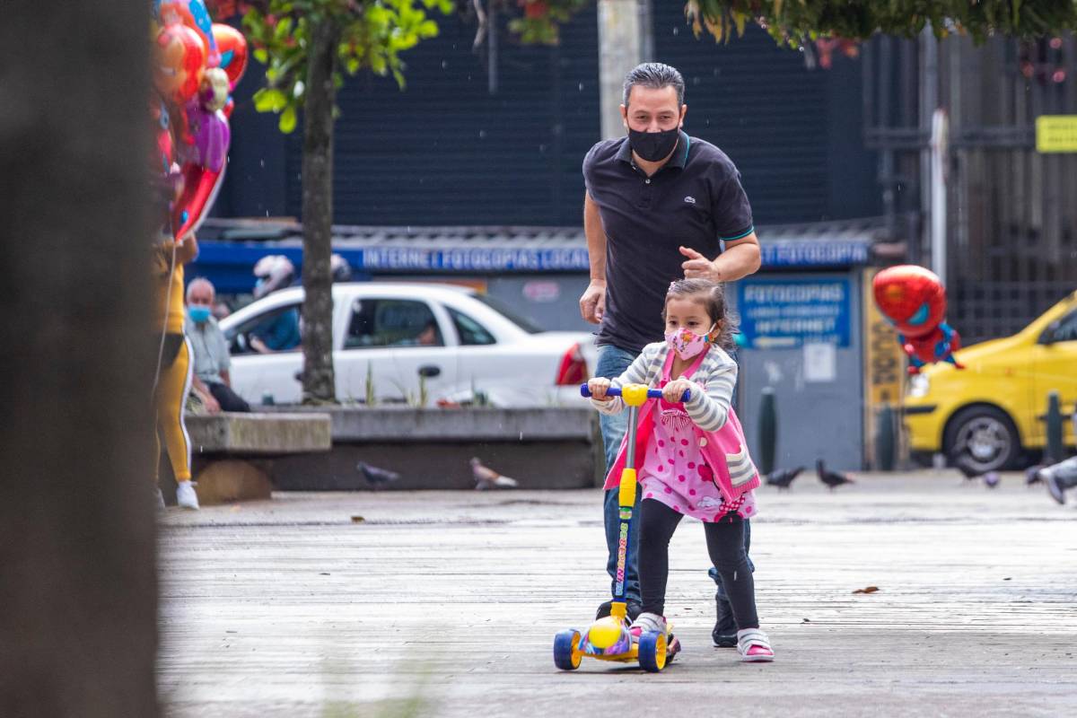 En el parque de Itagüí fue común ver a los niños con sus padres disfrutando de los regalos navideños. Foto: Carlos Velásquez