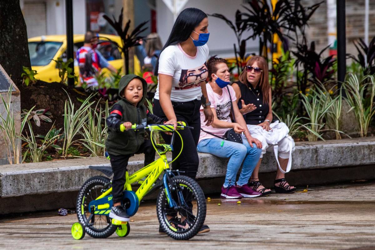 En el parque de Itagüí fue común ver a los niños con sus padres disfrutando de los regalos navideños. Foto: Carlos Velásquez