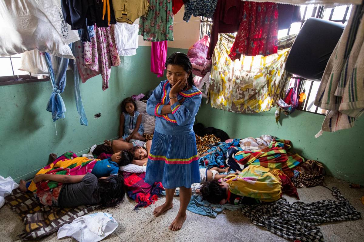 Dentro los inquilinatos reina muchas veces la incertidumbre por no tener con que pagar la noche. Foto: MANUEL SALDARRIAGA QUINTERO.