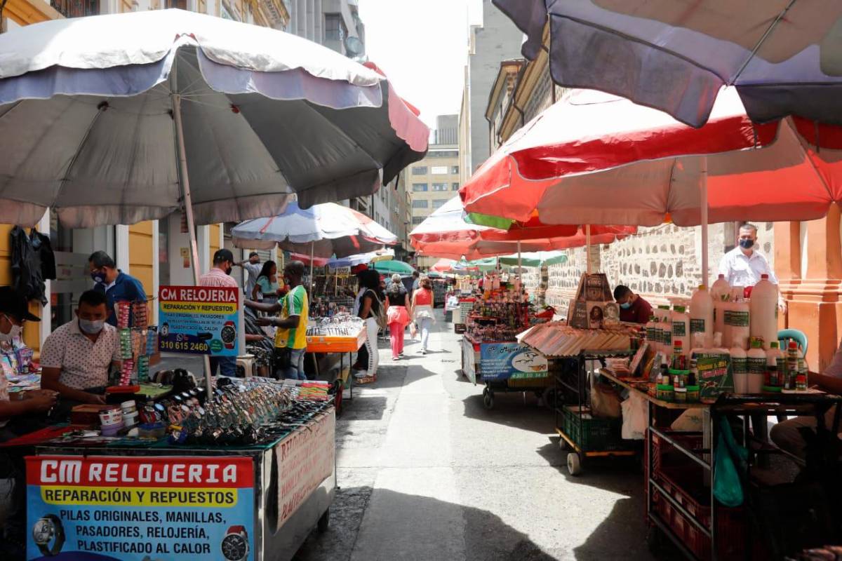 Los medianos y pequeños comerciantes sacaron sus artículos para proveer a los compradores: Foto: Camilo Suárez.
