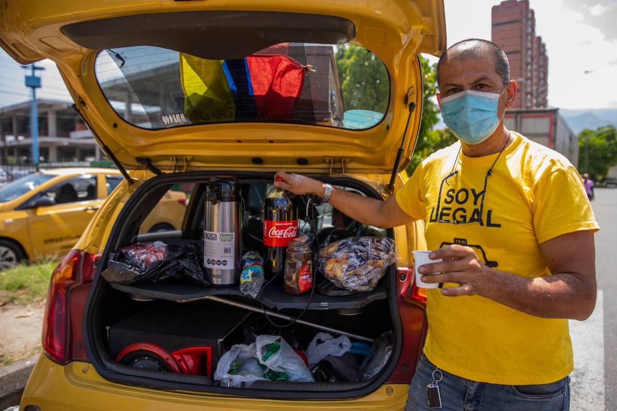 Ayer la protesta ciudadana estuvo a cargo de los venteros ambulantes, quienes manifestaron su descontento por los cierres y restricciones decretados por las autoridades para contener la pandemia. Foto: Carlos Velásquez