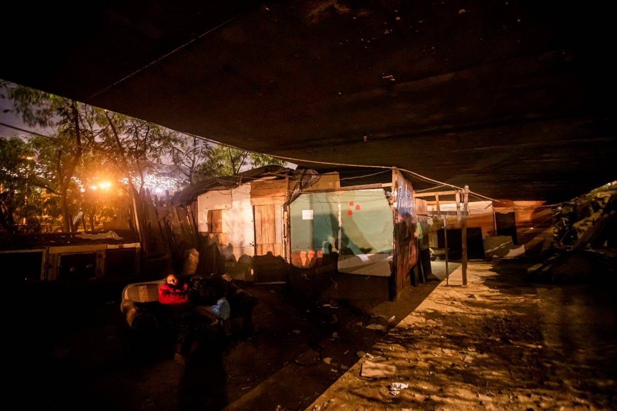 Las casas son de madera y están a la vera del río, algunas pendiendo. Hay un solo baño comunitario, con un sanitario bajito, sin tapa, que desagua directamente al río a través de un tubo delgado. FOTO: CARLOS VELÁSQUEZ