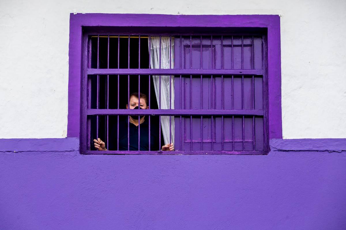 Ventanas pintadas de colores vivos son el centro de atracción en Manrique, comuna Nororiental. Sus habitantes viven felices por la admiración de sus vecinos. FOTOS JULIO CÉSAR HERRERA
