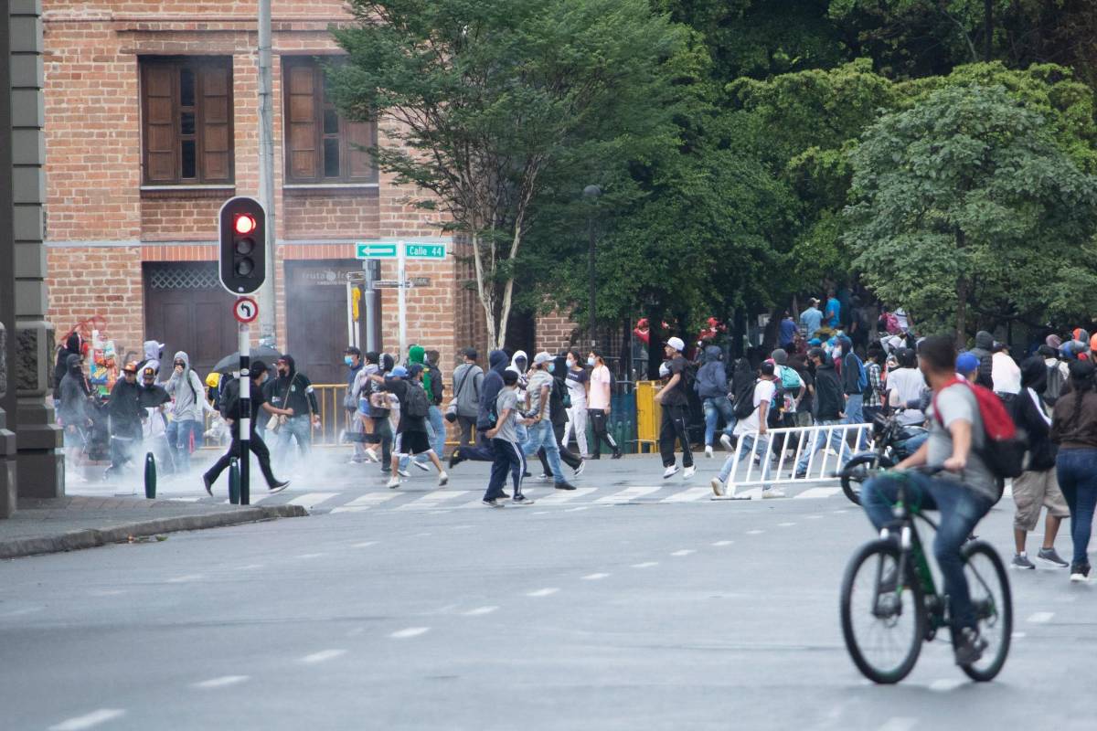 En la avenida San Juan se registraron enfrentamientos entre la Fuerza Pública y algunos manifestantes. Foto: Carlos Velásquez