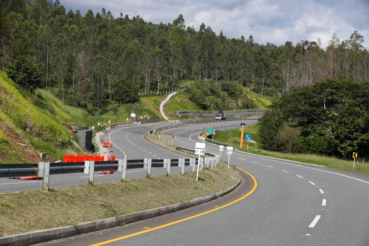 Tras más de seis años de trabajo, el departamento estrena hoy su primera autopista de cuarta generación. Foto Manuel Saldarriaga
