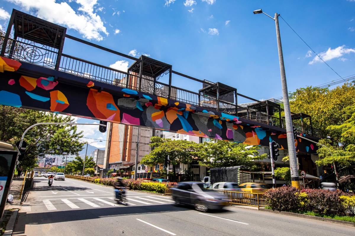 Estas estructuras de paso peatonal como el de la calle 33 fueron declaradas obsoletas por la Secretaría de Movilidad. Foto: Carlos Velásquez
