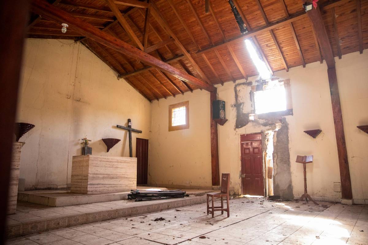 El templo tiene enormes grietas que surcan el suelo y las paredes. Estas incluso llegan a elevarse hasta el techo. Foto: Carlos Velásquez