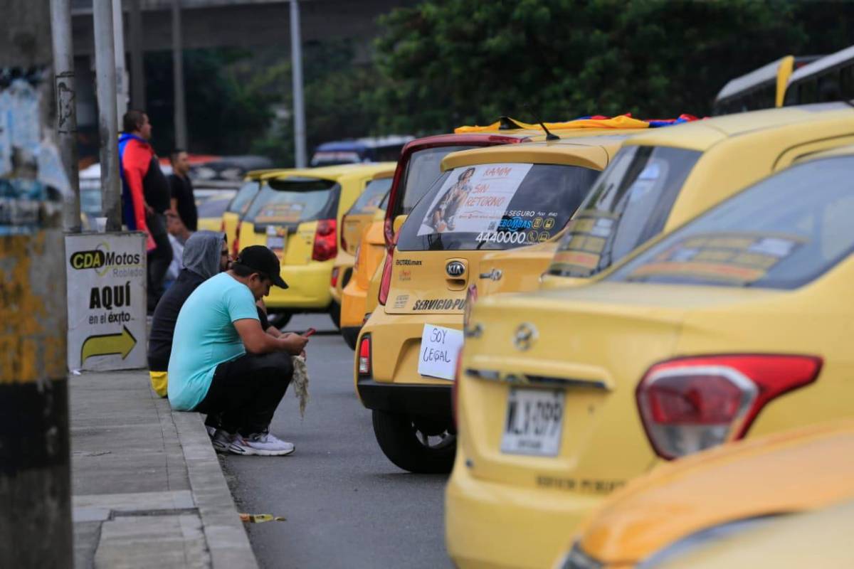 Otros taxistas parquearon sus vehículos en bahías y otras zonas autorizadas para no bloquear las vías de la ciudad. FOTO: ESNEYDER GUTIÉRREZ