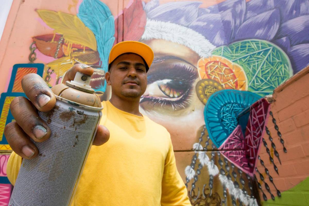 Una parte del trabajo de los colectivos de grafiteros de la Comuna 13 es contar la historia del sector con imágenes. Foto : Edwin Bustamante