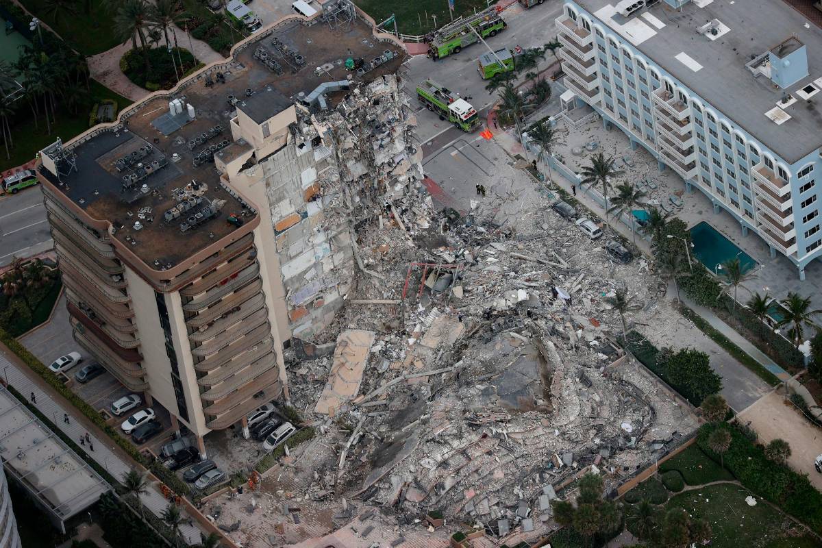En la madrugada de este jueves 24 de junio se desplomó parte de un edificio de apartamentos ubicado en una calle principal de Miami Beach en Estados Unidos. Foto AFP