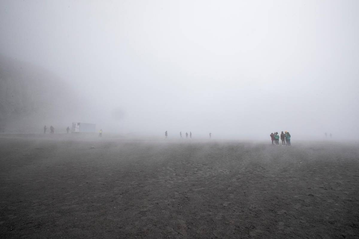 Aunque el turismo tiene permitido el acceso a algunas zonas del nevado, no se permite el ascenso hasta la zona de cumbre debido a los riesgos ambientales y la afectación por los gases emanados. Foto: Jaime Pérez