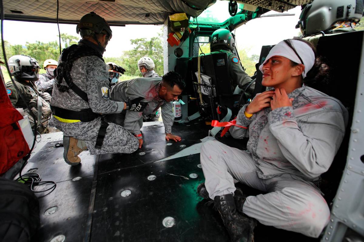 Trasladado de heridos hacia un hospital de campaña móvil, donde posteriormente los heridos son evacuados en un Hércules C130 adecuado como avión hospital. Foto: Edwin Bustamante