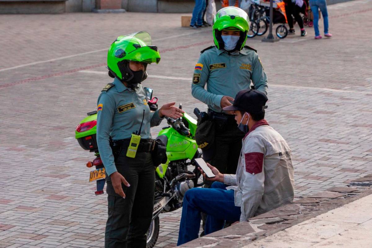 Las escenas recordaron lo vivido durante el último pico de la pandemia, entre finales de diciembre y principios de enero. FOTO: CARLOS VELÁSQUEZ.