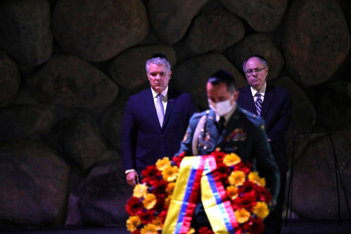 El Jefe de Estado también recorrió el Monte Herzl donde aprovechó el momento para hacer entrega de una ofrenda floral a Theodor Herzl. Foto EFE