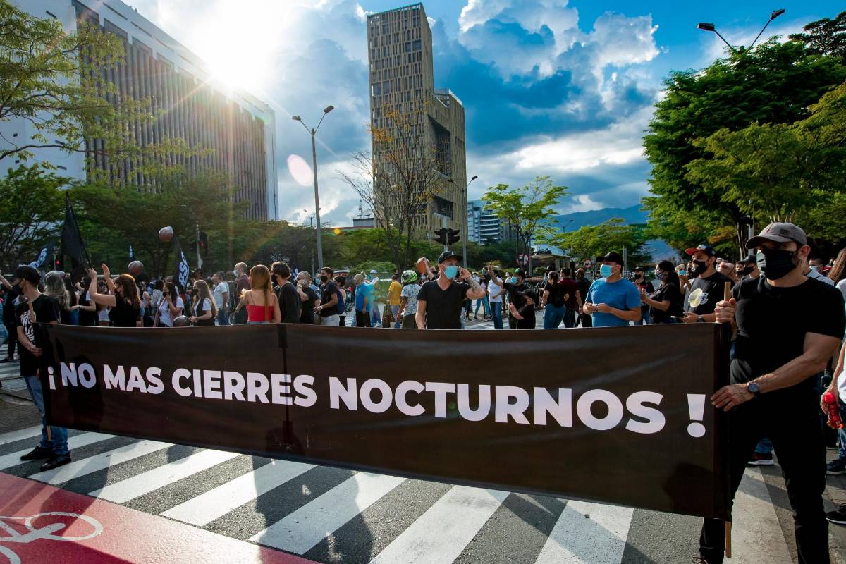 Con pancartas los comerciantes se pronunciaron por el toque de queda continuo. FOTO: Jaime Pérez