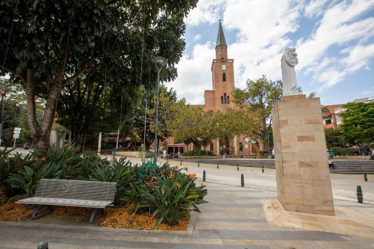 Iglesia parque San José carrera 29A con carrera 39 B sur Envigado. Foto : Edwin Bustamante