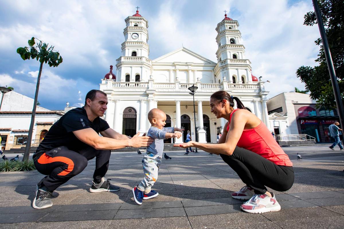En Envigado, al sur del Valle de Aburrá, muchas familias salieron a disfrutar al aire libre sin el tapabocas. FOTO EDWIN BUSTAMANTE