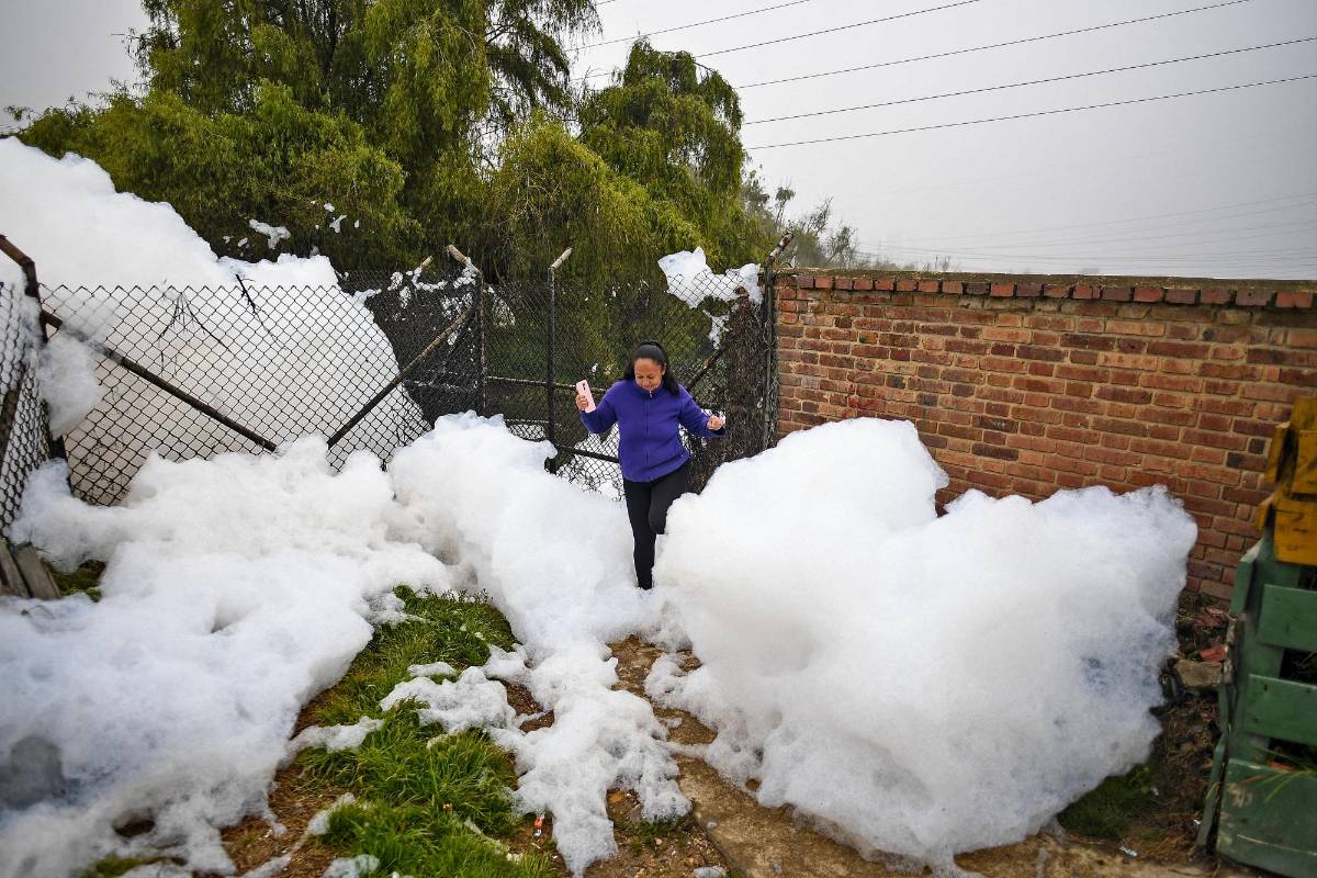 La espuma producto de la contaminación alcanza una altura de tres metros. Foto: AFP