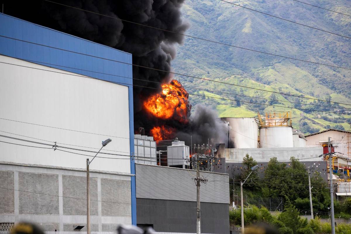 La emergencia fue atendida por Departamento Administrativo de Gestión del Riesgo de Desastres (DAGRD) y el Cuerpo Oficial de Bomberos Medellín. Foto: Jaime Pérez.