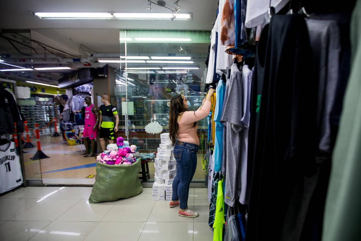 Asoguayaquil, agremiación que representa a unos 3,000 comerciantes de la zona expresa que solo en mayo hubo una baja del 40% en los compradores. Foto : Julio César Herrera 