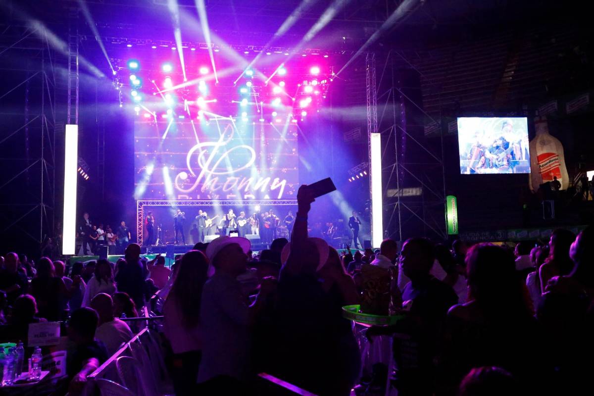 Artistas como Johnny Rivera, John Alex Castaño, Arelys Henao, Paola Jara y Pipe Bueno se presentaron en La Macarena. FOTO Esneyder Gutiérrez