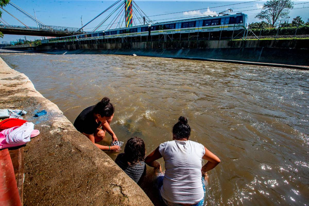 Las familias fueron enfáticas en decir que esperaban dejar la ciudad este mismo fin de semana, pues su objetivo es llegar a Necoclí, Urabá, para continuar hacia Panamá. Foto: Esneyder Gutiérrez Cardona 