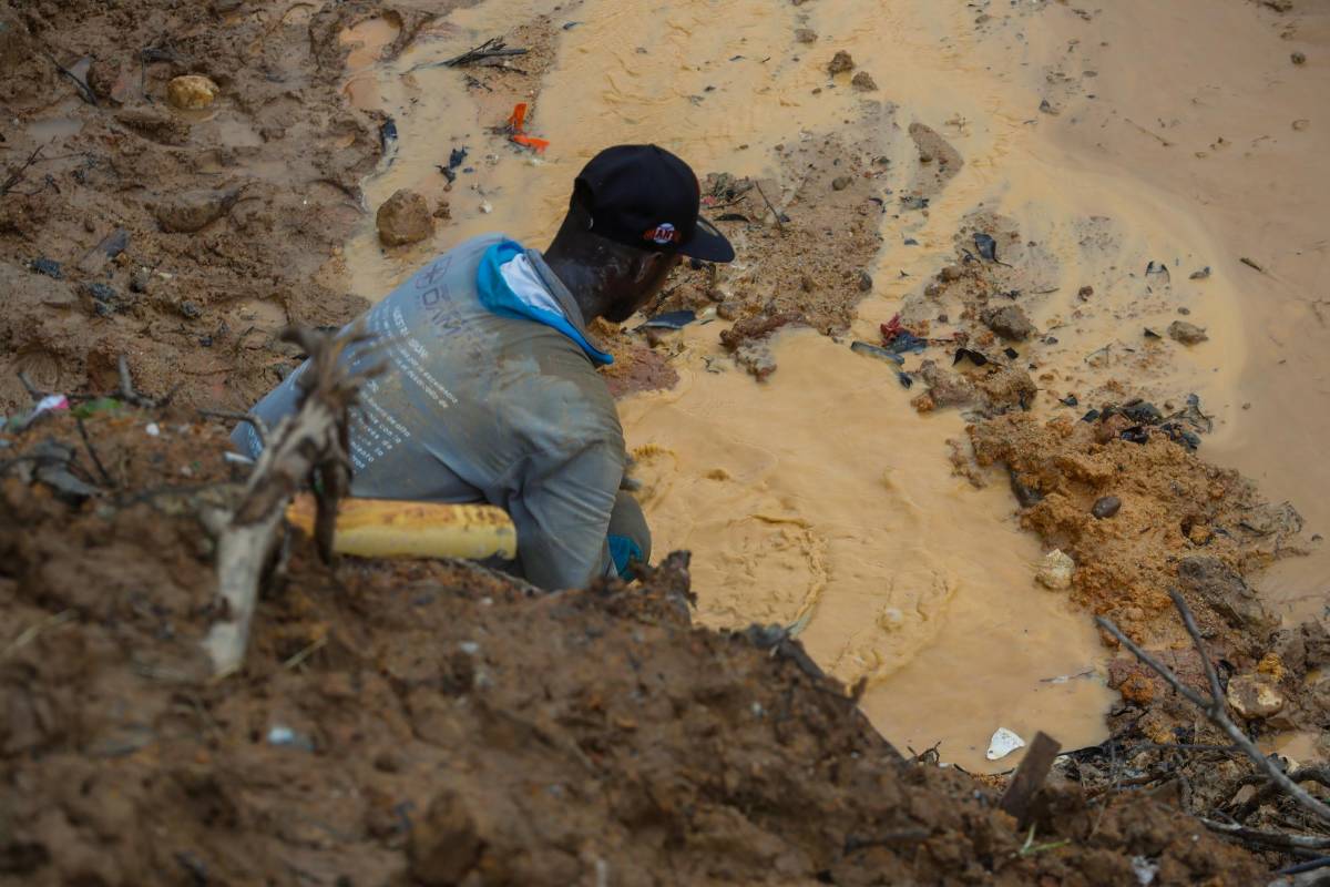 Durante la búsqueda del mineral, los pozos se llenaron de agua lluvia, lo que ayudó a limpiar el oro. Foto: MANUEL SALDARRIAGA QUINTERO.