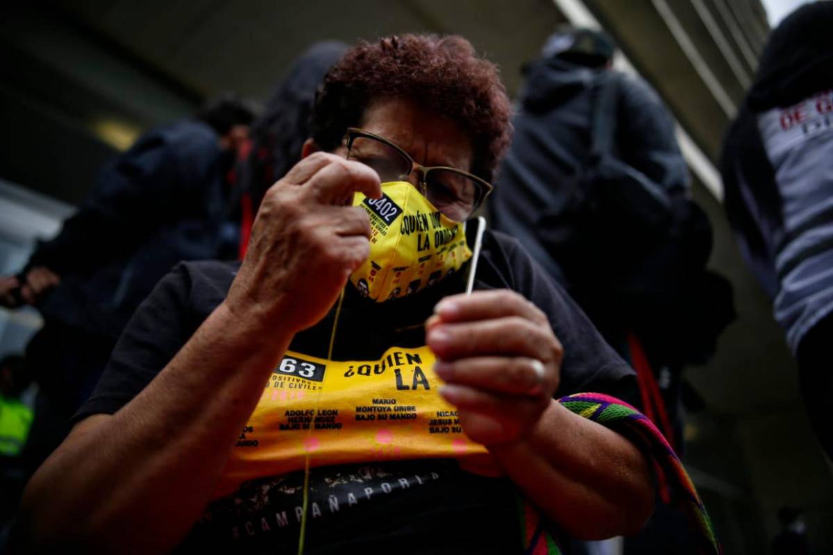 En el plantón las madres bordaron lo cual tiene un significado simbólico para ellas. Las madres expresan “Bordar sobre la verdad, es bordar sobre la memoria, si en un país no hay memoria no hay nada”. Foto Colprensa, Sergio Acero 