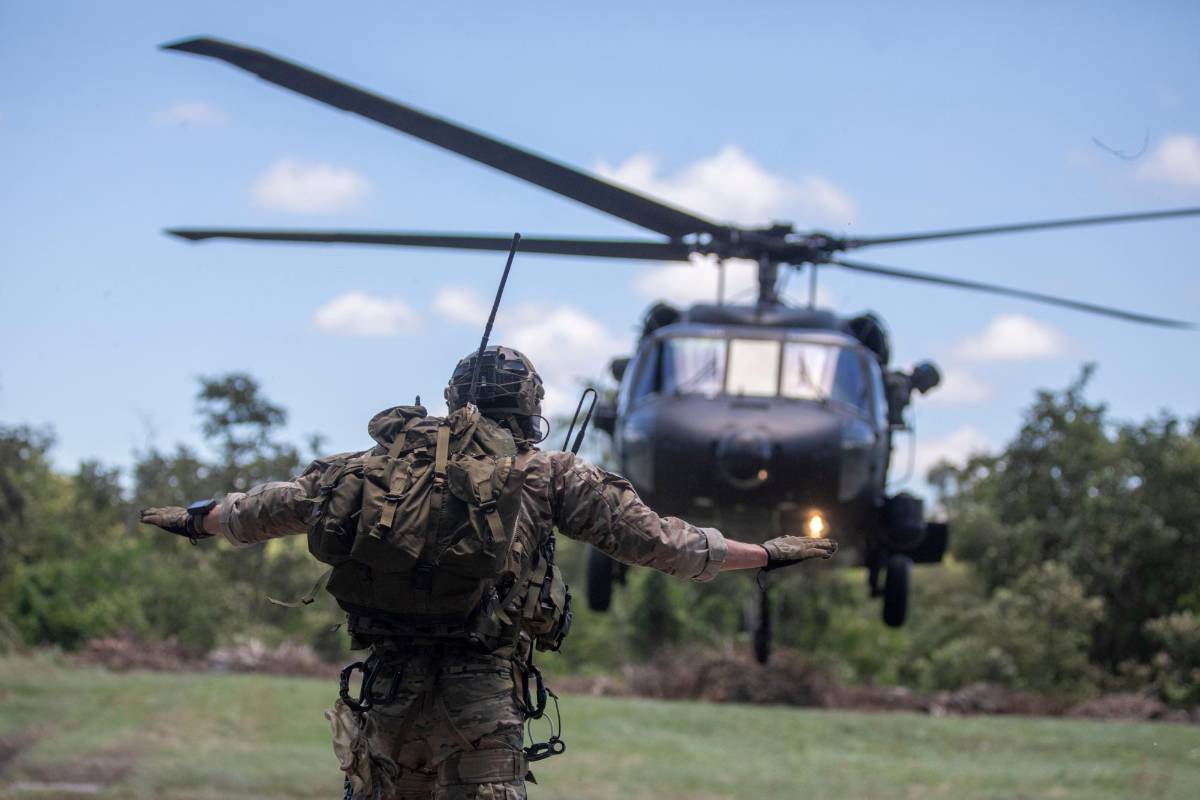 Los Black Hawk UH-60 de la Fuerza Aérea Colombiana llegaron a Puerto Salgar desde la base de Rionegro. Foto: Edwin Bustamante