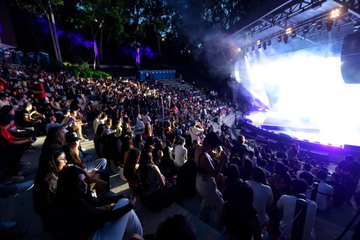 Hasta allá llegaron algunos seguidores de estos artistas a compartir con ellos mientras presentaban el disco. Foto Esneyder Gutiérrez.