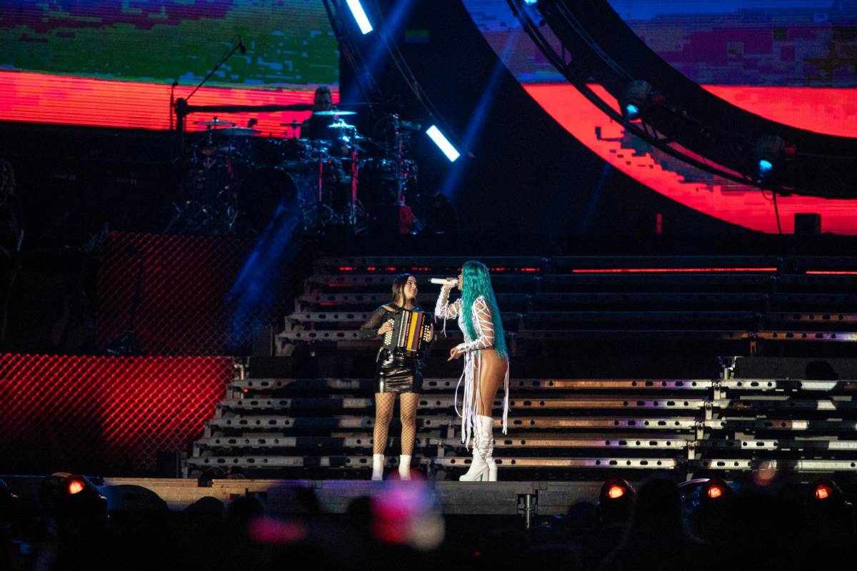 Invitó a la tarima a “otra Bichota”, una chica que llegó con un acordeón, con la que interpretó el vallenato, Tarde lo Conocí de la desaparecida cantante, Patricia Teherán. Foto Camilo Suárez