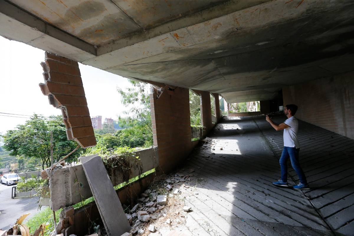 En la zona de parqueaderos las paredes fueron derribadas a martillazos. Foto: Esneyder Gutiérrez. 