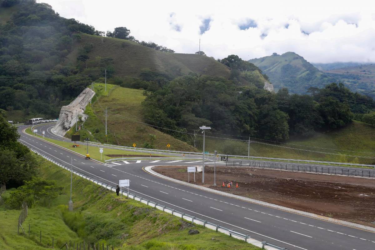 En el sector de la Sinifaná, corregimiento de Bolombolo, Venecia, entro en funcionamiento el primer tramo de la 4G Pacífico 1. Foto Manuel Saldarriaga Quintero.